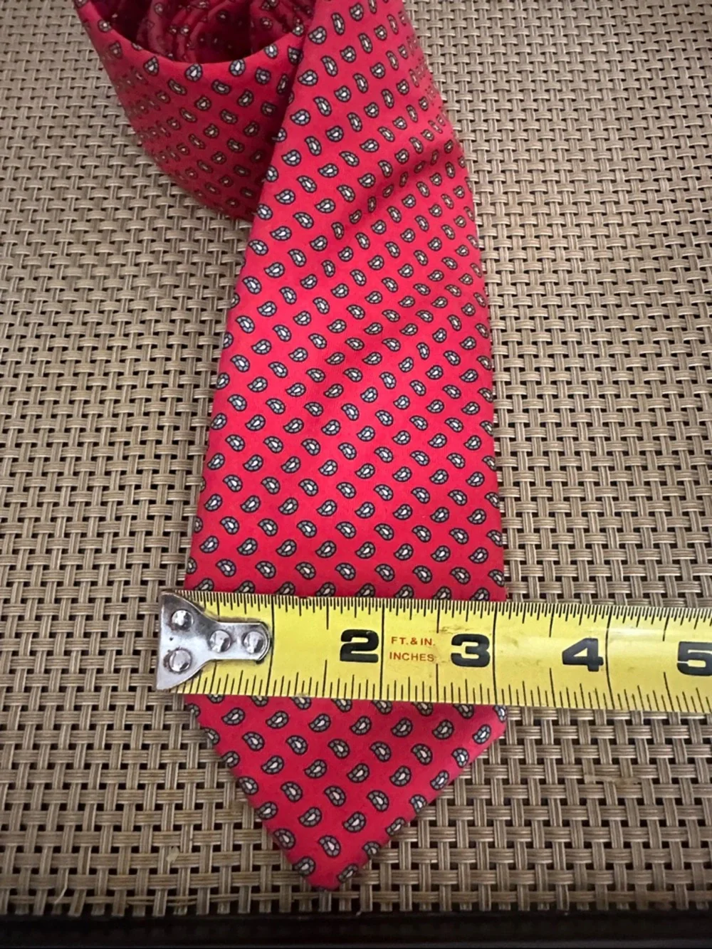 Yves Saint Laurent Red Silk Tie with Small Geometric Motif - Picture 4 of 4